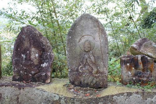 石仏の一つひとつに願いを込めてきざまれたのでしょうか　東正寺本堂前の土手沿いに建立されている苔むした石仏は何という名前の仏様なのでしょうか　コロナの収束を願い思わず手を合わせてしまいます