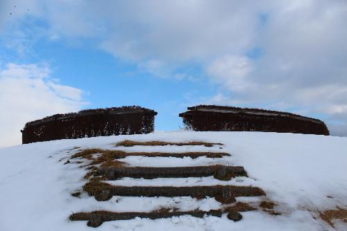 稲荷森古墳のテッペンに登り周りを見渡すと置賜盆地の山々が雪を頂き一面の銀世界、１２月も２１日冬至も過ぎわずかではありますが日が長くなっていきます　少～し幸せを感じてしまいます