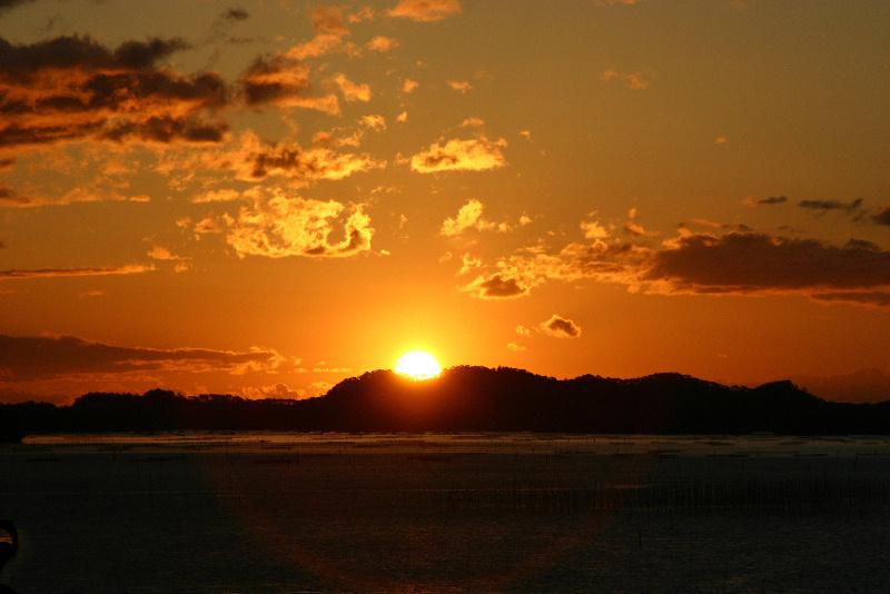 とある町の太平洋から登る朝日は神々しさを感じるほどです　日の出風景その３　初日の出ではありませんが太陽が昇る様子はどこか未来に希望を持たせてくれる風景です　今年こそは良い年でありますように