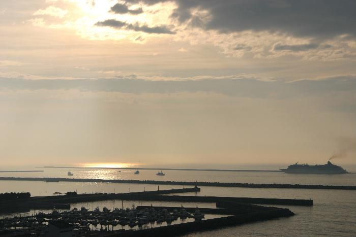 「日の出その５」はいわきの海に登る朝日です　かなり前に撮影した写真ですが日の出の風景にはついついカメラを向けてしまいます　皆さんは日の出に何か忘れられない思い出がありますか