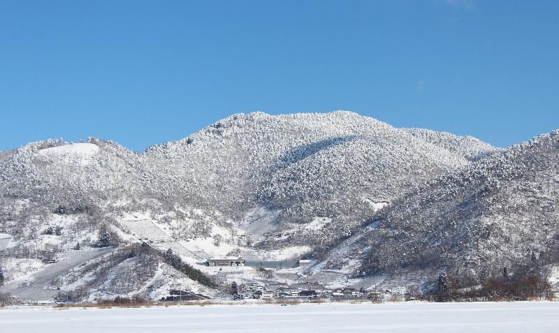 今日からまた大雪警報がでそうな雪模様です　昨日は一面の青空が広がり久しぶりの晴れとなり真っ白な十分一山を鮮やかに浮き出させてくれました　木々の枝に積もった雪が見えるような貴重な風景です　心を癒してくれる景色ですが今度はいつになったらこんな青空がみられるのでしょうか