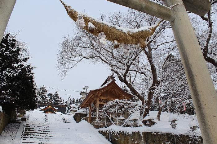 烏帽子山八幡宮の大鳥居がうっすらと雪をかむっています　全国的に大雪が報道され車の立ち往生が映し出されています　幸いにも南陽市は数センチの降雪ですが早く寒波が立ち去ってほしいです　「きびきびと万物寒に入りけり」（俳人富安風生）朝日新聞　天声人語より　