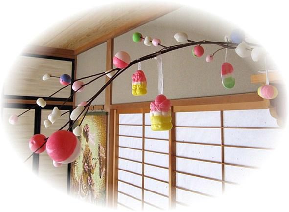 小正月行事の一つといわれるだんご下げの行事が公民館などで行われています　かつてはどの家庭でも行われていた行事ですが今ではこのだんご下げを行う家庭が少なくなったような気がします　街の商店の軒先にはだんご下げに使うみずきの木が売っていますがどのくらい行われているのでしょうか　我が家でも孫の成長を願ってだんご下げを行いました　残しておきたい行事では