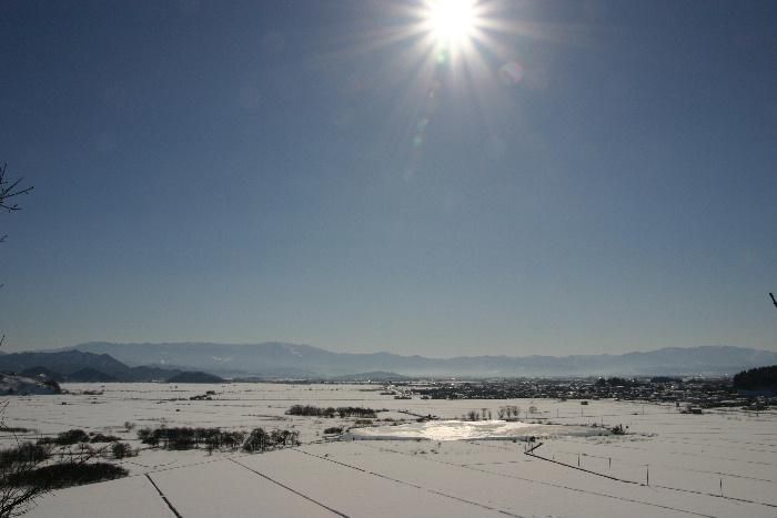 「赤湯冬点描」快晴の青空と広がった真っ白な雪　真冬の温かな一日となりました