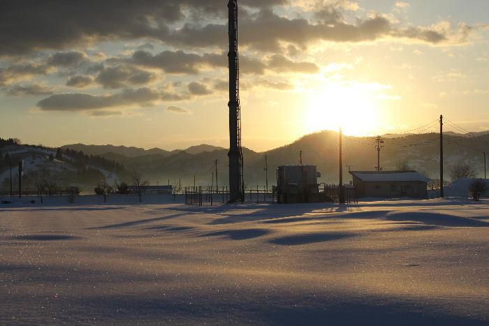 朝から眩しい太陽が雪原を射ししばらくぶりで穏やかな天候となりました　雪に反射した日の光が春を呼んでくれるかのようです　青空も見え今日は暖かな一日になり周りの雪もドンドンと解けていきます　春が一歩一歩近づいていることを実感しています