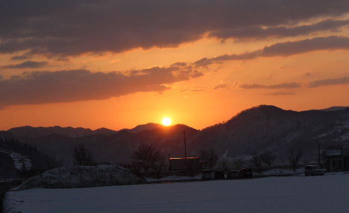 東の空が真っ赤に輝き太陽が顔を出しました　今日は良い天気なりそうで心もウキウキとします　気温も１０度を超えそうで日の光のあたたかさは気持ちも温かくしてくれそうです　つかの間の晴れかもしれませんがじっくりと自然の恩恵に浴したいものです