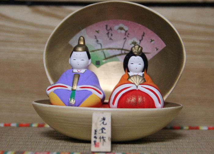 ３月３日はひな祭りの日です　東京に住む娘の子どもの一人が女の子です　高校生となりもうひな祭りの年齢でなくなりました　きっと雛人形も飾っていないでしょう　桃の節句です　桃の花でもかざりましょうか
