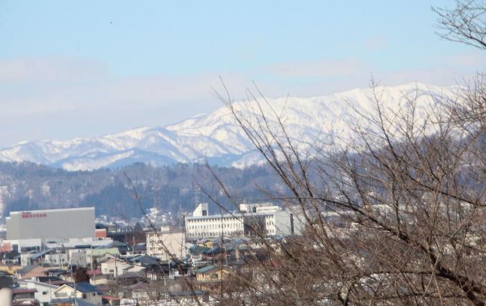 南陽市のシンボルである南陽市役所や赤湯小学校が春がすみでしょうかかすんで見えます　田んぼの雪解けも進み春の足音がそこまで聞こえてきそうです　今日は３月１０日県立高校の入学試験の日です　これまでになく広き門とのことですが受験生の皆さんは９年間の学びの集大成を発揮し今日１日が無事終わることを願っています