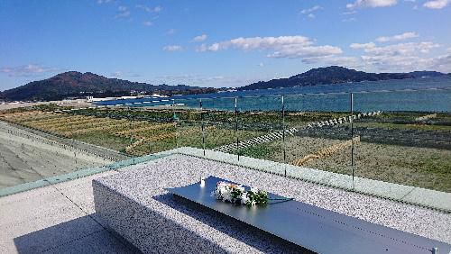 ２０１１年３月１１日今日で東日本大震災から１０年を迎える　巨大な地震　大津波　原発の崩壊と未曽有の災害となった　昨年秋、奇跡の一本松といわれた松がただ一本残った陸前高田市を訪問した　風景が一変して巨大な防波堤が作られていた　献花台の奥に見える海辺に松が植栽され　かなりの大きさに育っていた　津波が襲ったとは思われない穏やかな海だった　何時何処で災害が起こるともわからないということを肝に銘じておかなければ　