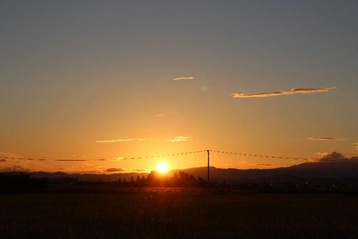 昨日(９月９日)は一昨日までの雨や曇りから夏が戻ってきたように好天となり　夕方はもしかするときれいな夕焼けが見れるのではと日没前からカメラを片手に撮影に出かけました　午後５時５０分に静かに太陽が沈みました　空は真っ赤とは言い難いかったのですが初秋の夕焼けを見ることができました