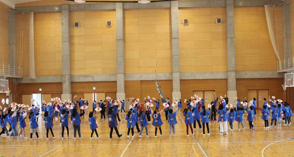 体育館に子供たちの大きな輪の花が咲きました　沖郷地区の鍋田念仏踊りは昨年 今年と中止にになり社会科の地域の体験学習ができなくなったことから 沖郷小では学校で鍋田地区の区長さんお話と踊りの体験と行いました　地域の皆さんの踊りを見よう見まねで踊っていた子ども達も上手に踊れるようになり体育館に花が咲いたようになりました