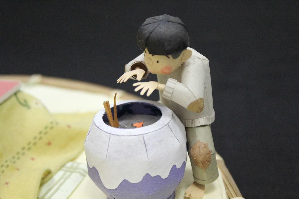 昨日は一日中寒い日でした　幼いころ寒くなると学校の「ダルマストーブ」や「ヒバチ」は欠かせない冬の暖房器具の一つでした　生活の中からすっかり姿を消してしまいましが　とあるペーパークラフト展で見ることができました　懐かしい冬の風景です