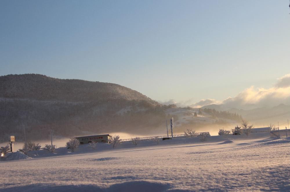 2022豪雪　今朝も朝から気持ちのよい晴れです　雪がどんどんと解けて屋根の積雪もかなり沈み込んでいます　雪解けが進み排雪作業も急ピッチで行われています　でも春はまだ遠いんですよね　