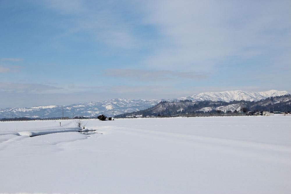 「この天気が春の始まりだといいね」こんな会話を交わしながら晴れ渡った雪原と遠くに見える飯豊や朝日を眺めました　あんなに真っ白だった道路の両側は汚れて真っ黒になっています　これから春に向かっていくのだといいのにと思いながら