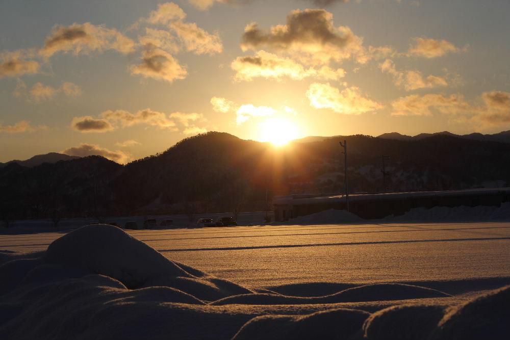 今日から２月　春の足音が少しずつ高くなってきます　今朝は真っ赤な朝日が昇る様子を撮影しました　朝から良い天気になりそうです　このまま晴れが続いてくれることを願うばかりです