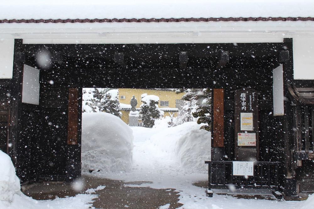 昨日から降り続いている雪が今日も一日中降っています　積雪量がさらに増えてひな人形展を開催している「南陽市立結城豊太郎記念館」はすっぽりと雪に囲まれいるようです　今年の雪の多さを物語るかのように通路は背丈ほどの高さになっています　そろそろ降雪は終わりにしてほしいと願いながら「ひな人形展」をみてきました