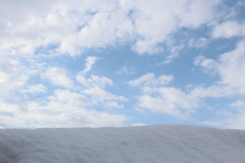 雪の降らない穏やかな朝を迎えました　今までよりは気温も高めとなりいよいよ春の季節が到来かと楽しみにしています　雪の山の向こうには青い空と白い雲が浮かんでいます　花暦に載せる花がなく今日は何気ない白い雲です　それでも春を感じさせてくれる気持ちになるのは私だけでしょうか 今朝ブログのアクセス数が２７７７７７件と７が５つも続きました　何か良いことがあるように