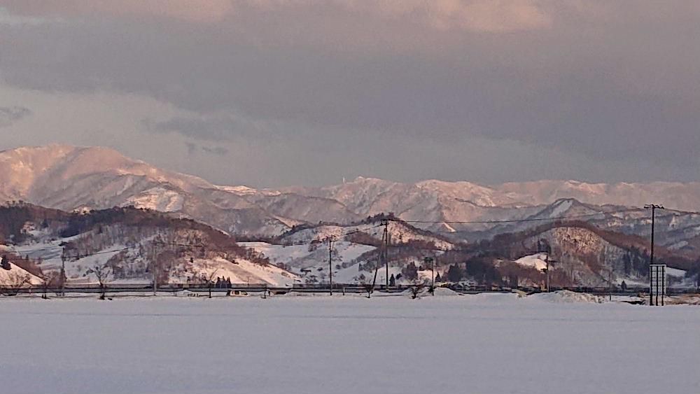 夕陽が西の空を紅く染めその光が東の山々を茜色に染めています　これも春の兆しでしょうか