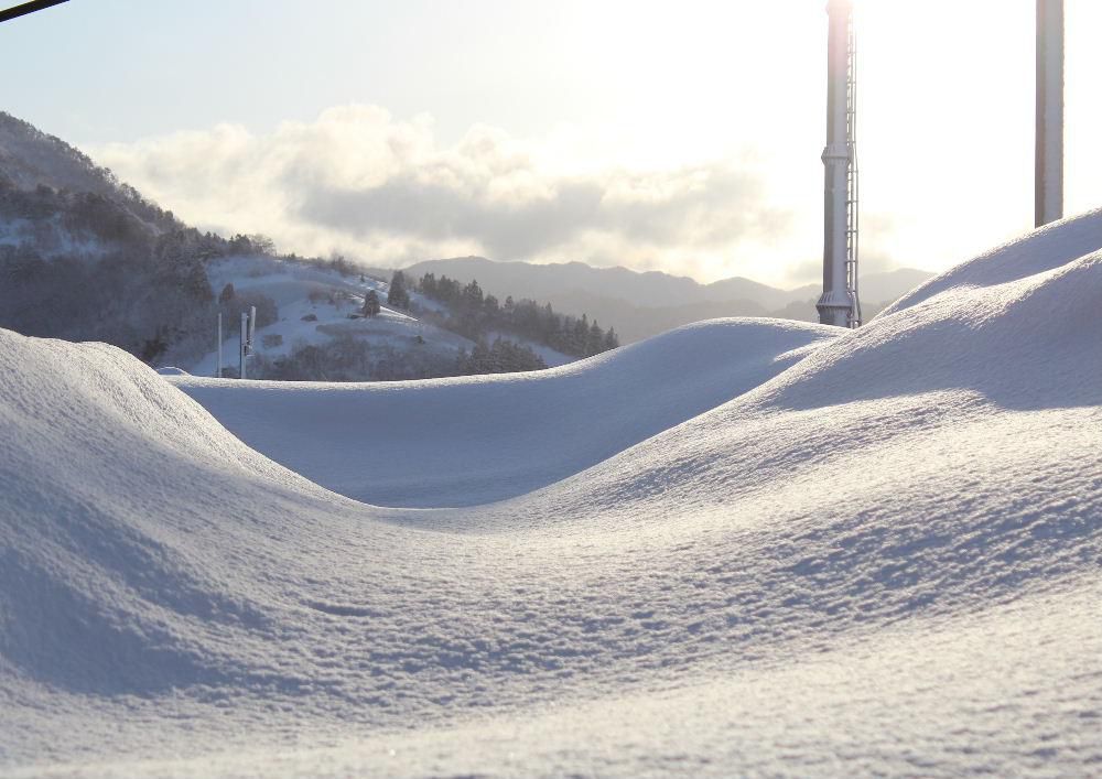 昨日の吹雪がうそのように今日は朝から陽ざしが差し込んでいます　今朝まで降った雪が朝日照らされてキラキラと輝いています　つららも朝日に美しい光を反射させています　今度こそ春がやってくるのでは