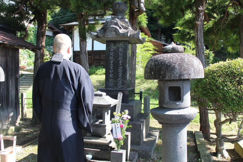 今日から８月　朝からじりじりと指すような暑さとなりました　今日８月１日は南陽市の名誉市民で元日銀総裁・大蔵大臣の結城豊太郎翁の命日でお墓のある東正寺では墓前祭が行われました　昭和２６年に亡くなられたので今年７１回忌ということになるのでしょうか　亡くなられた時もこんな暑さだったのだろうかと思いをはせて手を合わせてきました　広い墓地には大きなイチョウの木があり今年もたくさんの実をつけていました　秋になるとイチョウの葉が見事な黄色に染まります