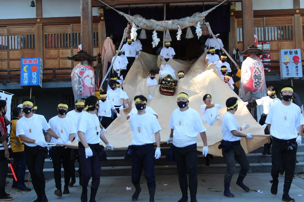 赤湯温泉ふるさと祭りが終わりました　コロナ禍の中での祭りで感染防止をしながらの祭りとなりメーンイベントの若者獅子の参加者もこれまでの３分の１程度で１１日午後４時出発式が行われ威勢よく町に繰り出していきました