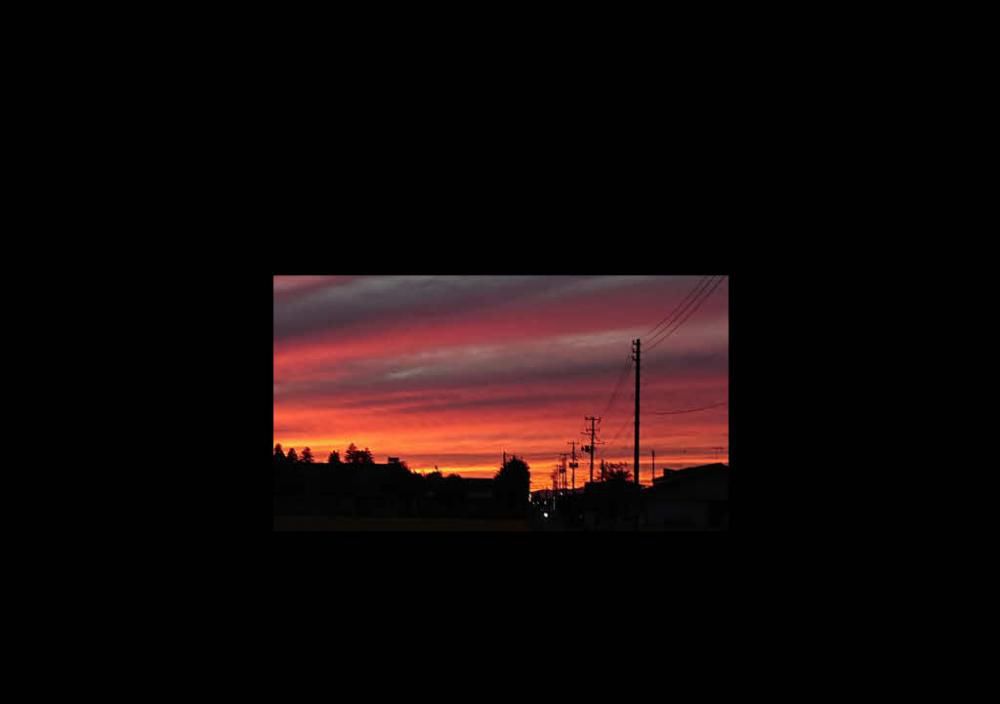 昨日に続いて今日も真っ赤な夕焼けの空となりました　あっというまの夕焼けだけに急いで自転車を走らせて夕焼けが撮れました　なかなかいい夕焼けの写真がとれませんねえ