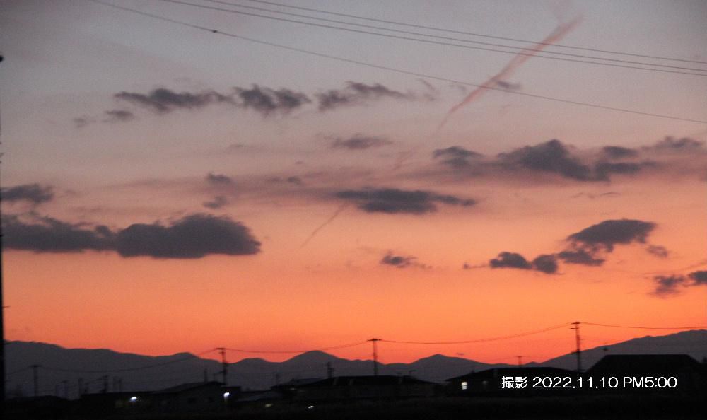 一昨昨日撮影の夕焼けの風景をアップしました　なんのへんてつもない風景ですが穏やかに一日が暮れてゆく静かなひと時です　ですが夕焼けはどこか物寂しい感じするのは冬を前にした秋によく見ることができるからでしょうか