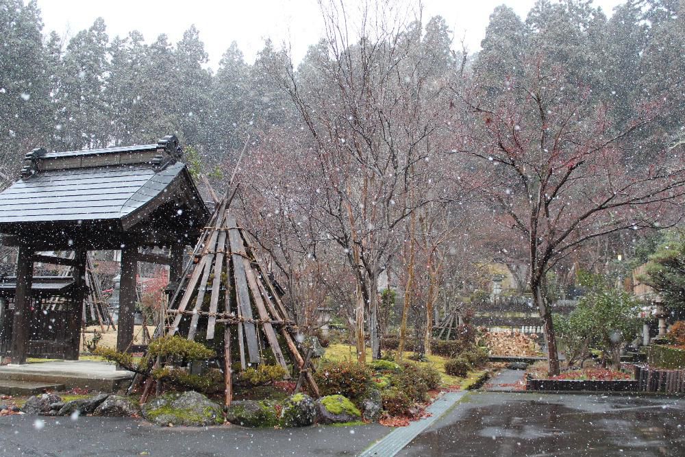 今朝の気温が現在氷点下5度と寒い朝です　昨日例年よりはちょっと遅い初雪が降りました　積もるまでにはなりませんがいよいよ冬到来となりました　寒そうに震えているような水子地蔵を薬師寺でみてきました　厚い防寒具をまとった地蔵にも雪が舞い降りてきました