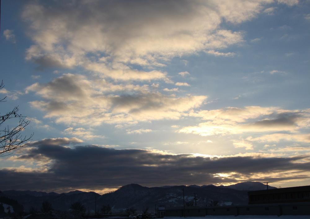 朝から陽が射して真冬とは思えない天気になりそうです　一面に青空が広がり道路には雪もありません　このまま春と願っていますがそうはいかにでしょうね　来週には大雪が待っています