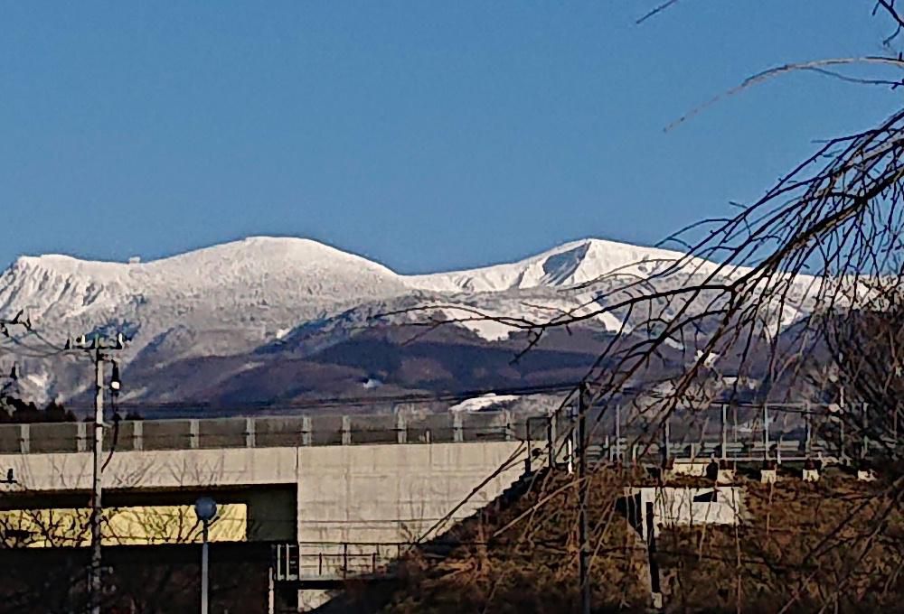 蔵王の山が白く輝いていました　真冬には珍しい快晴となり山形市内はほとんど雪がなく蔵王の山並みが太陽に照らされて真っ白に輝き神秘的とも思える神々しさでした　思わず車を停めて写真を撮った1枚です