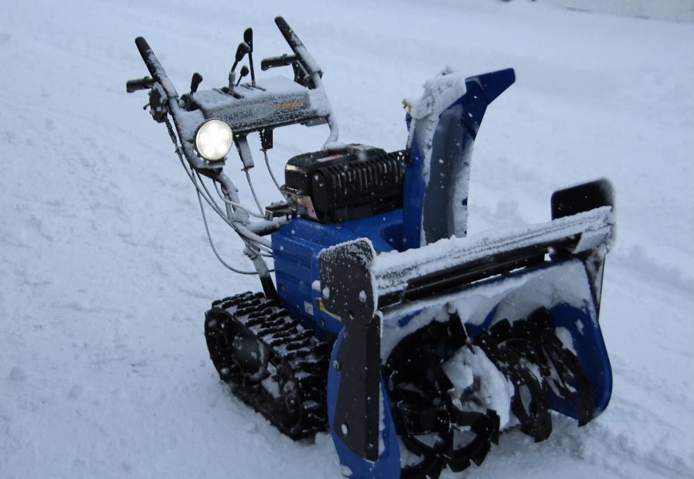 今朝は30㎝ほどの積雪で除雪機の出動です　気温が低くサラサラの軽い雪ですが老いの身には大変な作業です　市の除雪車も出動しましたがもう一か月我慢の時でしょうか