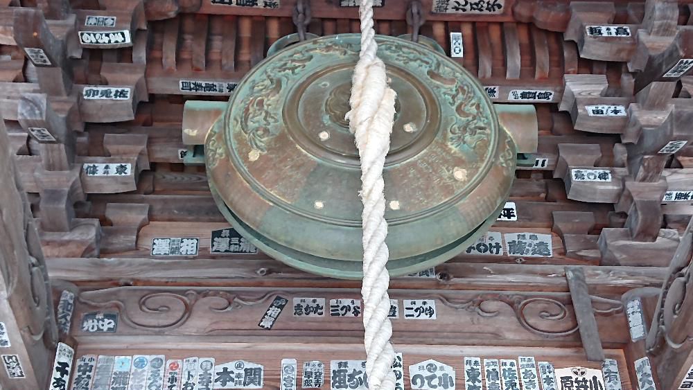 烏帽子山八幡宮の東端に東照寺があります　その東照寺のそばに置賜三十三観音の第１２番 赤湯聖観音があります　雪が消えかかった観音堂は当時の風格をそのままに静かなたたずまいのお堂です　多くの参拝の方があることを示す多くの張り紙もありました　置賜三十三観音は上杉家の重臣直江兼続公の後室お船の方が観音信仰に篤く置賜の地に三十三観音の霊場を定められたと伝えられています　この観音堂はその一つです　雪解けがかなり進み春までもう一息です