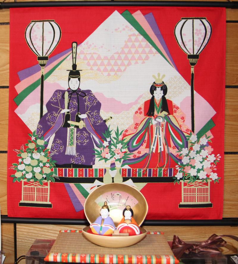 今日は３月３日ひな祭りです　娘は遠くに嫁ぎ孫娘も大きくなり老人だけのひな祭りとなりました　小さな雛人形とタペストリーをちょっと飾ってひな祭りの雰囲気を楽しんでいます　併せてペーパークラフト展のお雛様を眺めている子どもの姿の紹介で数十年も前のことを懐かしんでいます