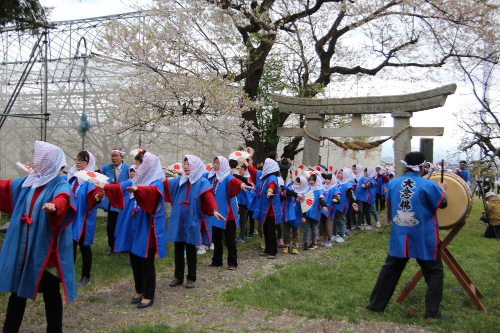 ４月１５日は南陽市鍋田地区の念仏踊りが奉納されるお祭りが行われました　鍋田念仏踊りは南陽市の無形文化財で江戸時代から踊り継がれている民俗芸能です　雨も心配されましたが何とか雨に合わず桜の花が舞い散る中４年ぶりで行われました　地域の人や小学生などが太鼓や笛に合わせて雨ごいを祈願する「道行き」と豊作を喜ぶ「いれは」が奉納されました　祭りが終わるとこの地区では農作業が本格的に始まります