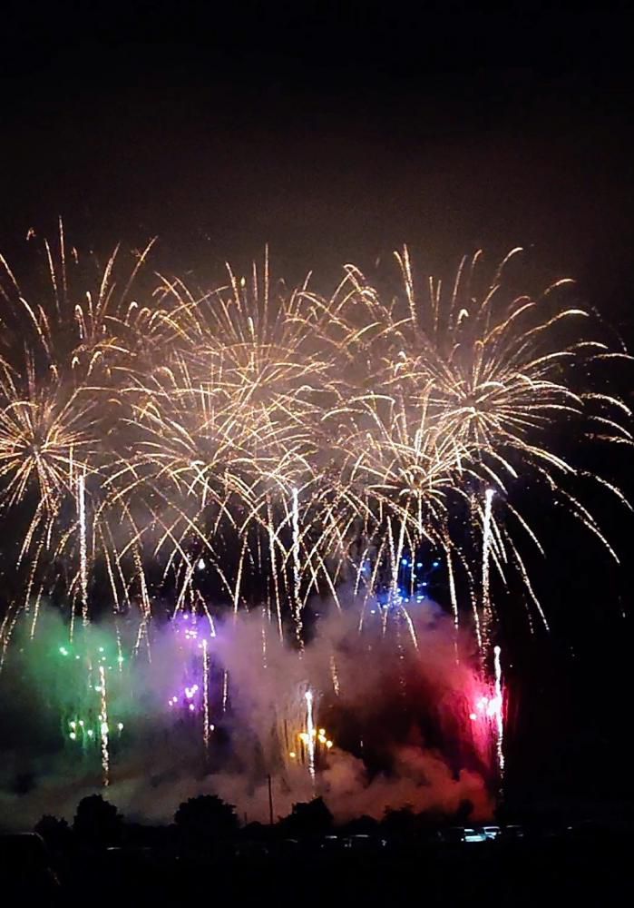 昨夜　我が家の近所の佐藤病院の花火大会が行われ暑いを吹き飛ばしてくれるような見事な花火を堪能することができました　動画は重いので静止画像でアップします　花火の美しさは伝えることができませんが花は花でも「花火」です