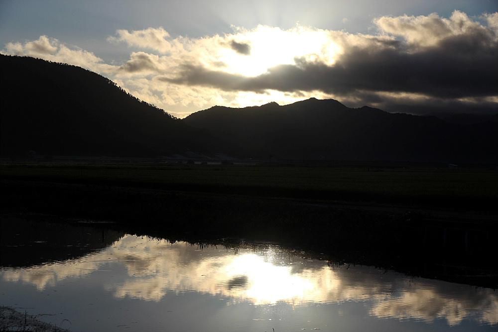 お墓参りの朝を迎えましたご先祖様をはじめあらゆるみ霊を供養する仏教の行事といわれています　今朝の東の空に太陽が昇り晴れ間が広がり今日も暑くなりそうで川面には青空と白い雲が映っています　この時期はお盆のしきたりが薄れ暑い夏を楽しむ貴重な時となっています 　暑さの中で今日は何時頃お墓参にでかけますか