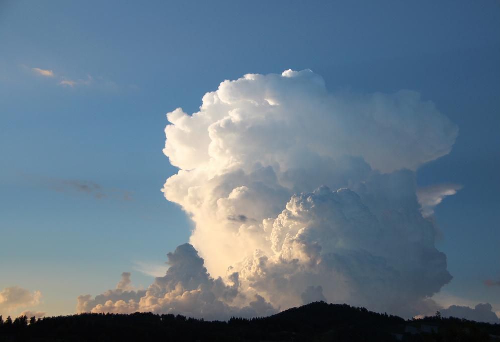 真っ白な入道雲がわいて陽の光に照らされそのわきには赤く染まった雲もあり夏と秋が同居したように西の空を描いてくれています　これまでになく暑い一日が終わりました　いつになったら本格的な秋がやってくるのでしょうか