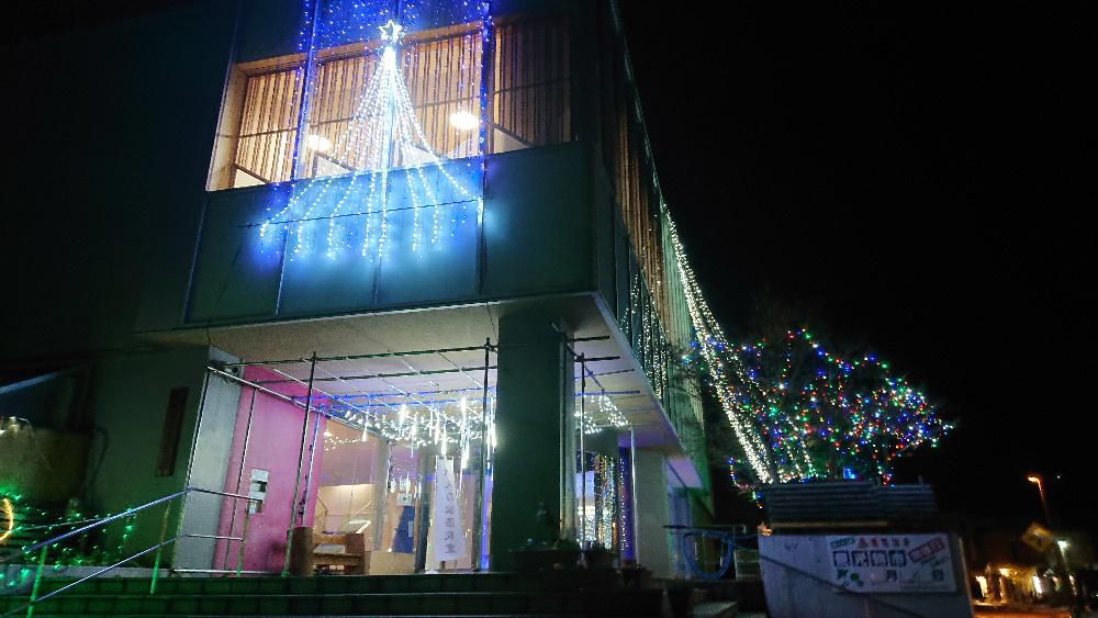 １２月に入ってグーンと寒くなり　あちこちにイルミネーションが点灯され始めました　先日研修会で「えくぼプラザ」出向いたところ　きれいなイルミネーションが点灯されていました　いよいよ冬の訪れとともにクリスマスムードの高まりを実感しています　冬 クリスマス お正月と心せわしい日々がやってきました