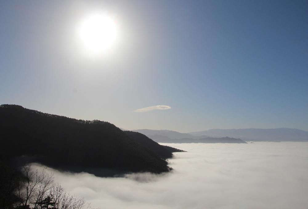 雲海が漂っている空に太陽が輝いて雲海を一層白く見せてくれます　今日も9日雲海その４です　今日まで4日間の雲海が十分一山から見える全てです　これからの天気予報を見るともう雲海はみることができないのでは　見納めの雲海です