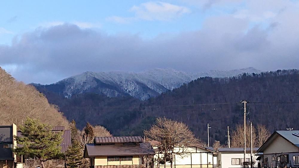 今日はつかの間の晴れの日でしょうか　昨日の夕方陽は照っていましたがとても冷たい風が吹いていました　遠くの山にはうっすらと雪を頂いた山がみえましたが周りの風景は枯れた雑草が風に吹かれてなびいています　今日も雪のない一日になりそうで朝から陽が照っています