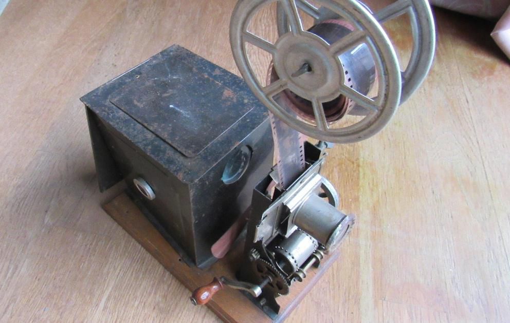 手回し映写機を知人からいただきました　３６ミリフィルムで光源は電球でしょうかそれともロウソクでしょうか　試しに光源として懐中電灯を使って写してみました　思いがけず映像が映し出されました　もう少し手直しをしてきちんと映すことができるようにしたいです　同じような機器が数万円で売っていたのをみつけました　貴重な文化的財産かもしれません