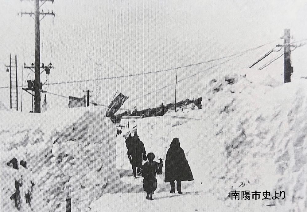 驚きの豪雪の写真です　私が子どもの頃はうずたかく積まれた雪が屋根まで届き家によっては２階の窓から出入りしたといううそのようなホントの話がありました　３８豪雪といわれる昭和３８年の大豪雪は雪によって米坂線が止まり小国町が孤立するほどの大雪だったことを思い出します　今朝も数センチの降雪で暖冬の雪の量です　これからもあまり雪が降らないといいますがどうでしょうか