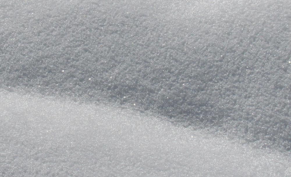 一昨日　真っ白な雪に太陽があたるとキラキラと小さなダイヤモンドのように光る粒をみることができました　 夕方にはオレンジ色に染まった雪原と沈みゆく太陽がまぶしく輝いていました　こんな時期に夕焼けが見れるなんてなんと幸せなことでしょうか