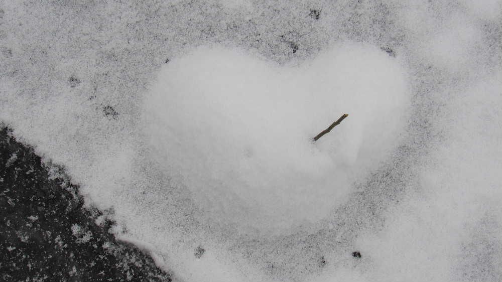 雪のハートマークが現れました　今朝も数センチの積雪がありうっすらと雪に覆われています　地面になんとハートマークの雪をみつけました　どのようにしてできたのかわかりませんがもしかすると何かいいことがあるかもしれません　ハートには何と矢が刺さっているようにみえます　誰かの心を射止めたのでしょうか