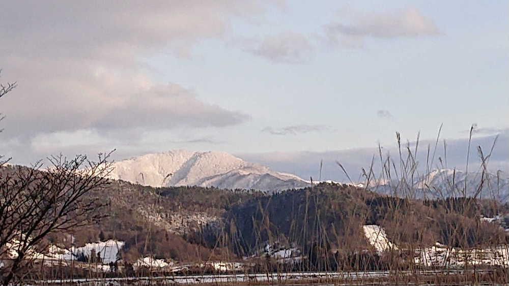 昨日はちょっとだけ夕日が顔を出してくれました　夕日に照らされた東の雪を被った山がオレンジ色に染まっていました　気温は低いのですがどこか春を感じさせてくれるような風景です