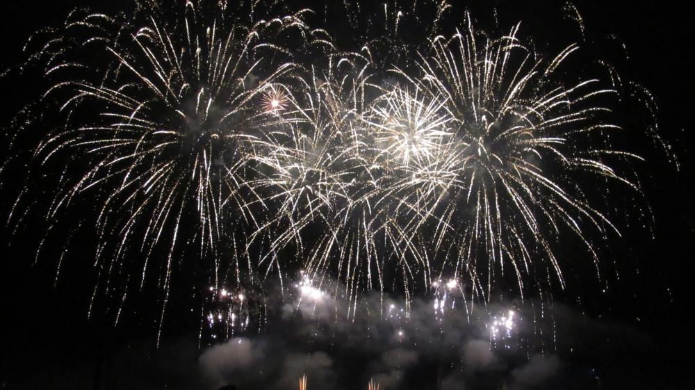 近所の公徳会佐藤病院の花火大会が行われました　３千発30分にわたる花火は暑さを忘れさせてくれました　周辺には多くの観客が訪れ花火に酔いしれていました　いよいよ夏本番ののろしのようです