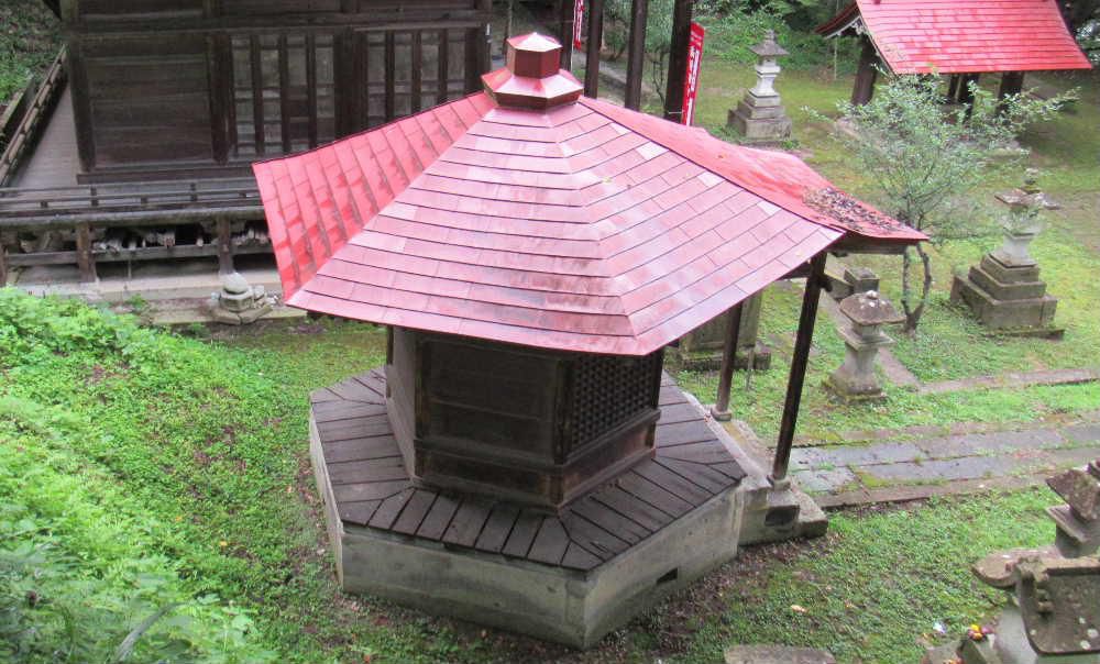 烏帽子山八幡宮の境内の東にちょっと変わった六角形の屋根を持つお堂を散歩中に写真におさめてきました　このお堂は六角堂と呼ばれは現在の森の山源泉（足湯）付近ににあったものを移築したと言われており　赤湯温泉の歴史を見つめてきたお堂です　そのお堂の歩みをちょっとだけ写真や絵で見てみます