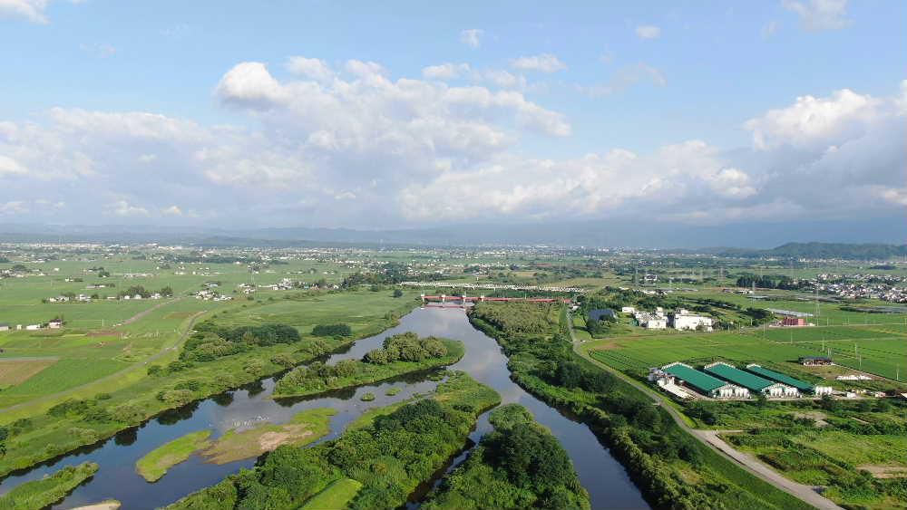 2つの台風が僅かに逸れて私たちの生活に大きな被害を及ぼさないで済みましたが　先の大雨では庄内・最上地方に大きな被害をもたらし水の怖さを実感し被災された姿に心が痛みます　沖郷地区の最上川と吉野川との合流地点（写真）では今日も静かに川は流れており心を落ち着かせくれます　知人の発行しているお便りに「川と人の関係を結びなおす」と題する文章に出会いました　心打たれる文章ですので下記にご紹介します
