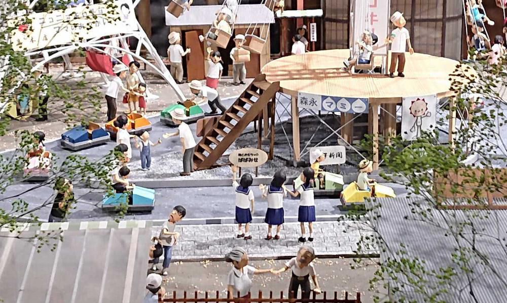 昭和の時代の姿を思い出しながらペーパークラフトの人形をじっくりご覧ください