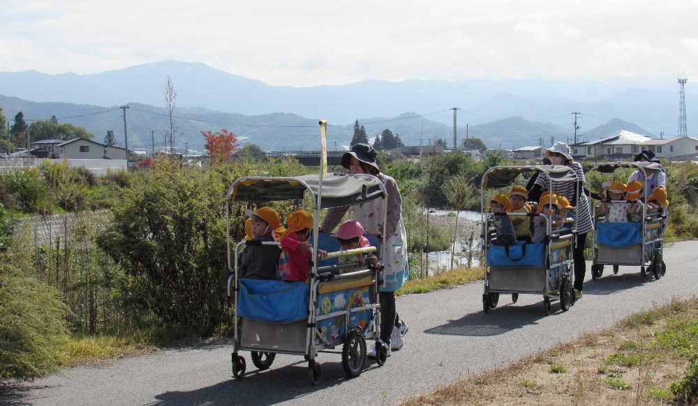 秋の陽ざしの中乳児園のお散歩カーが気持ちよさそうに散歩中です　今年度の南陽8ミリクラブの作品「ふるさとの母なる川　吉野川」の最後を飾るシーンとして選んだのがこの散歩カーです　幸せをもたらしてくれる子ども達の笑顔や歓声は何よりの宝物です　そんな子ども達が吉野川べりを散歩している様子はまさにフィナーレにふさわしいのではと撮影時に撮った１枚がこの写真です　８ミリクラブの作品ではどのように最後を飾ってくれるのでしょうか